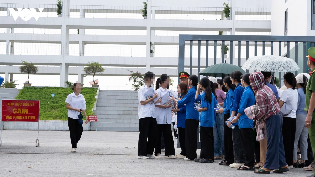ket thuc ngay thi dau tien, thi sinh chuyen tuyen quang nhan dinh de toan kho hinh anh 2