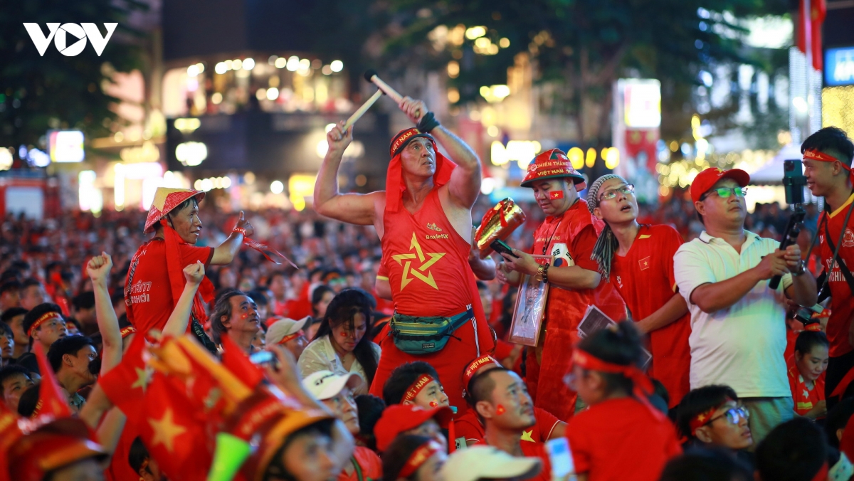 Cổ động viên TP.HCM vỡ òa cảm xúc sau chuyến đi “tàu lượn” ở chung kết ASEAN Cup