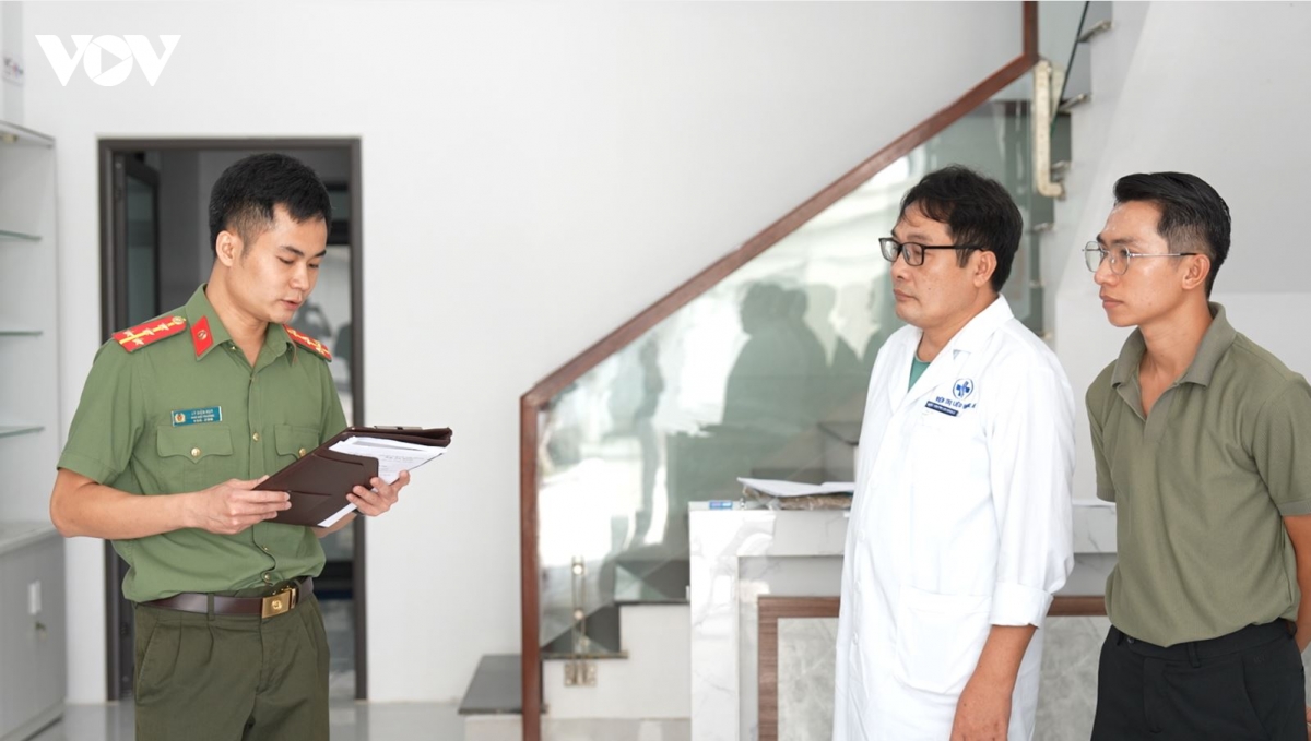 khoi to doi tuong dieu hanh phong kham viet nhat cb lua doi khach hang hinh anh 1