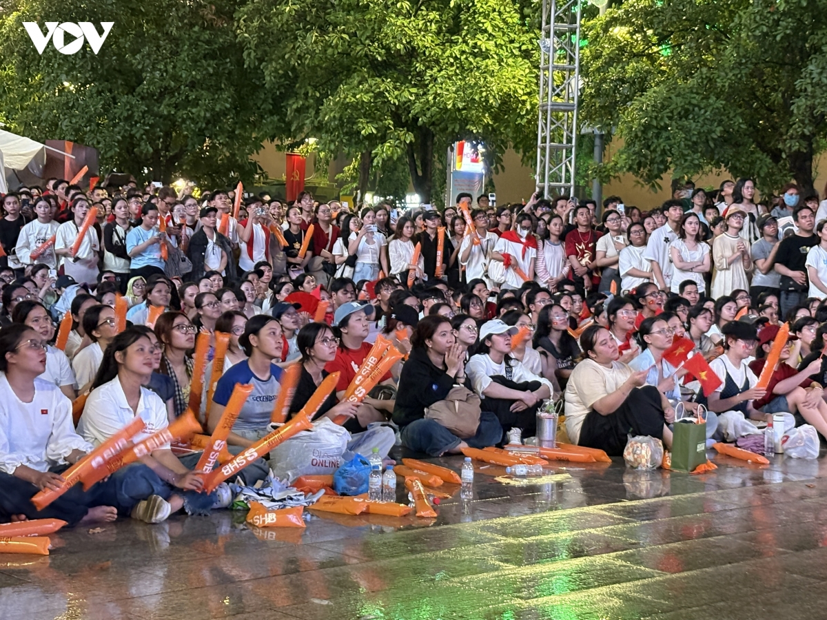 hang chuc ngan nguoi tham du concert to quoc trong tim hinh anh 4