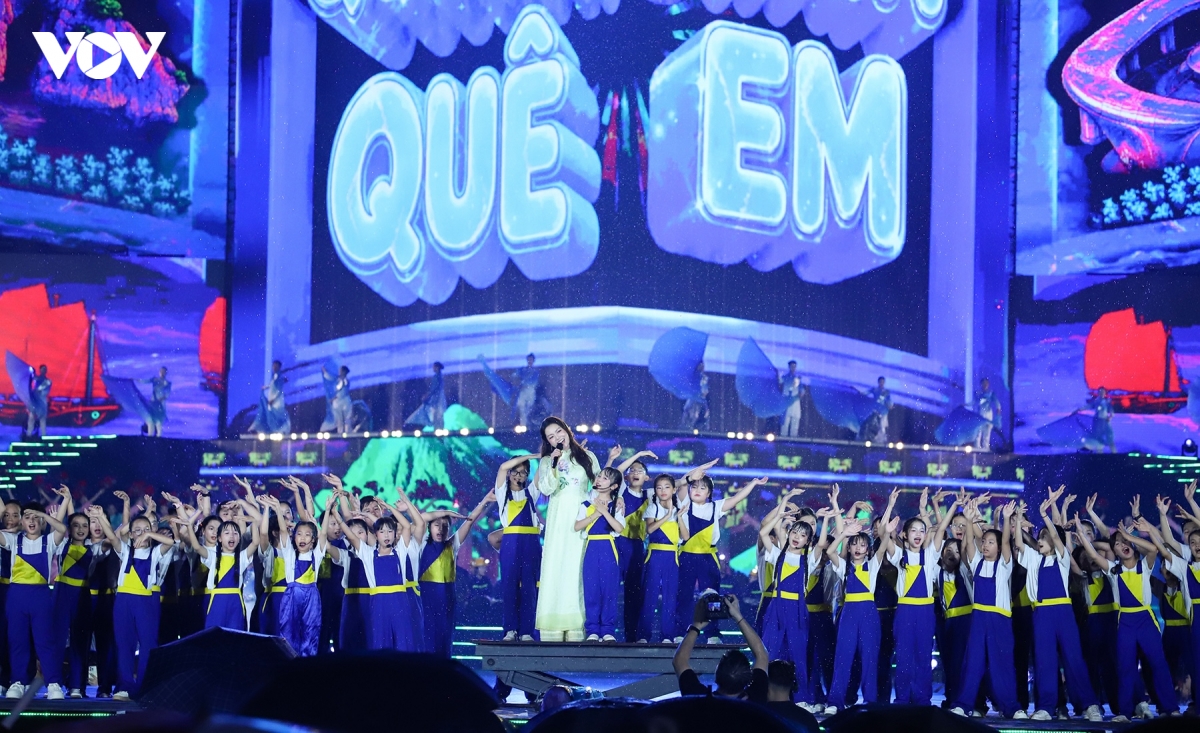 ca van nguoi hoa ca trong concert ky luc mung thanh pho quang ninh hinh anh 8