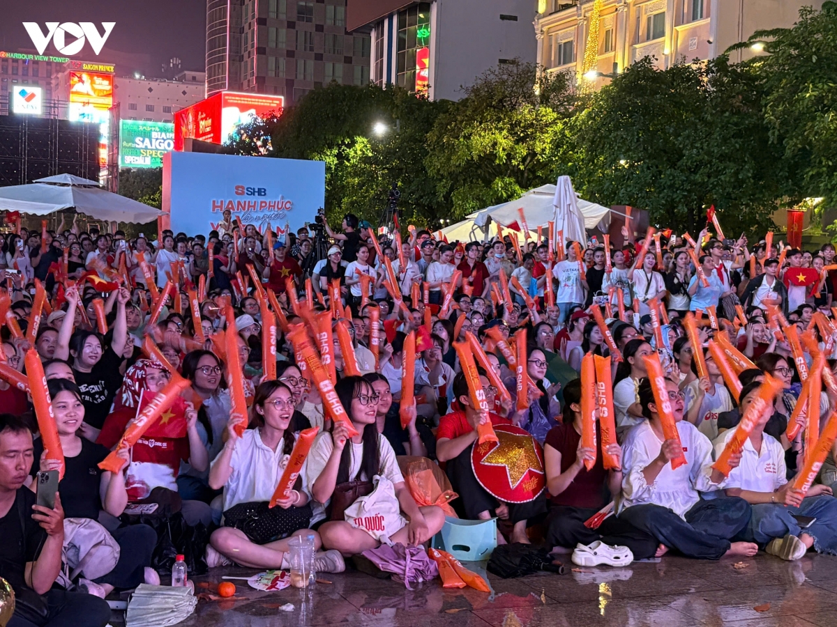 khan gia tp.hcm doi mua xem concert to quoc trong tim hinh anh 21