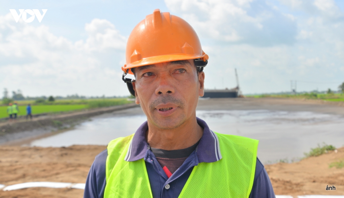 cong-nhan-nguyen-van-ut-nho-dang-lam-viec-tai-cong-truong-chia-se.jpg