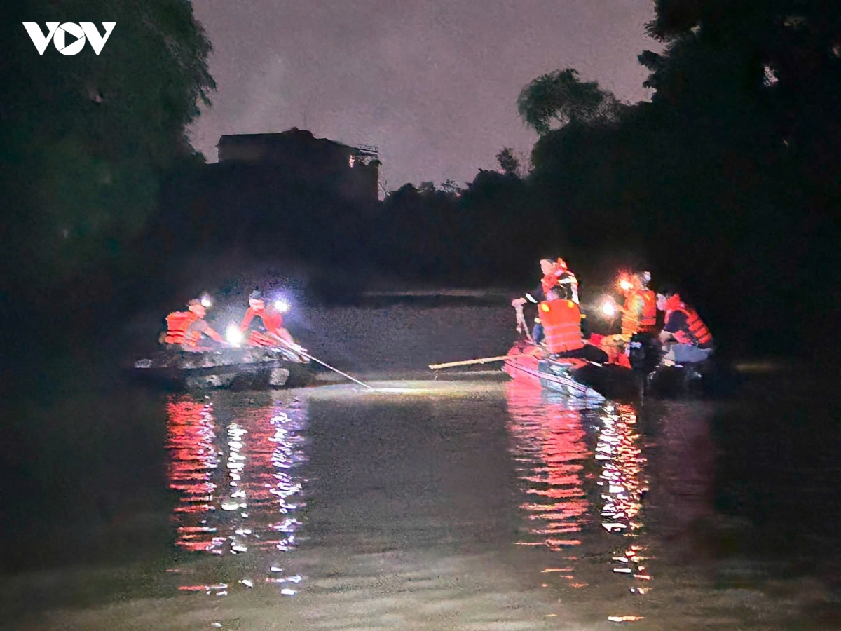 cong-tac-cuu-ho-nan-nhan-bi-lat-xuong-tren-suoi-linh-nham-duoc-trien-khai-lien-tuc-tu-chieu-25_8.jpg
