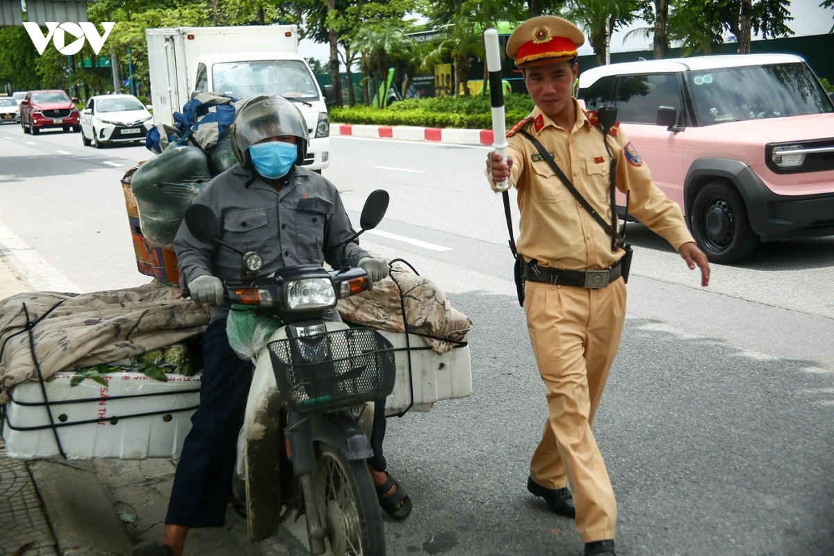 csgt ha noi xu ly hang loat xe cho hang cong kenh, xe tu che tren duong hinh anh 1