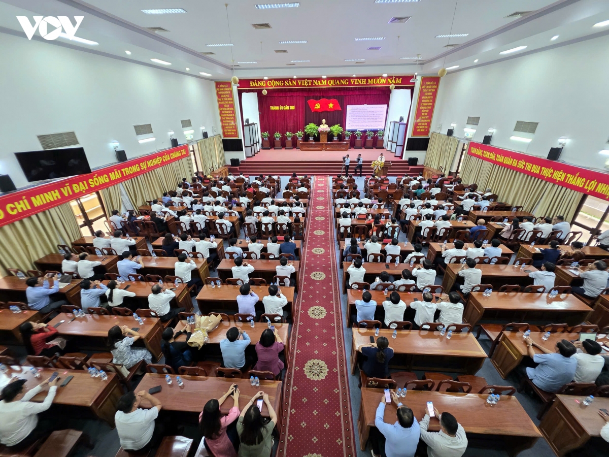 can tho cong bo cac quyet dinh dieu dong, phan cong, bo nhiem can bo hinh anh 1