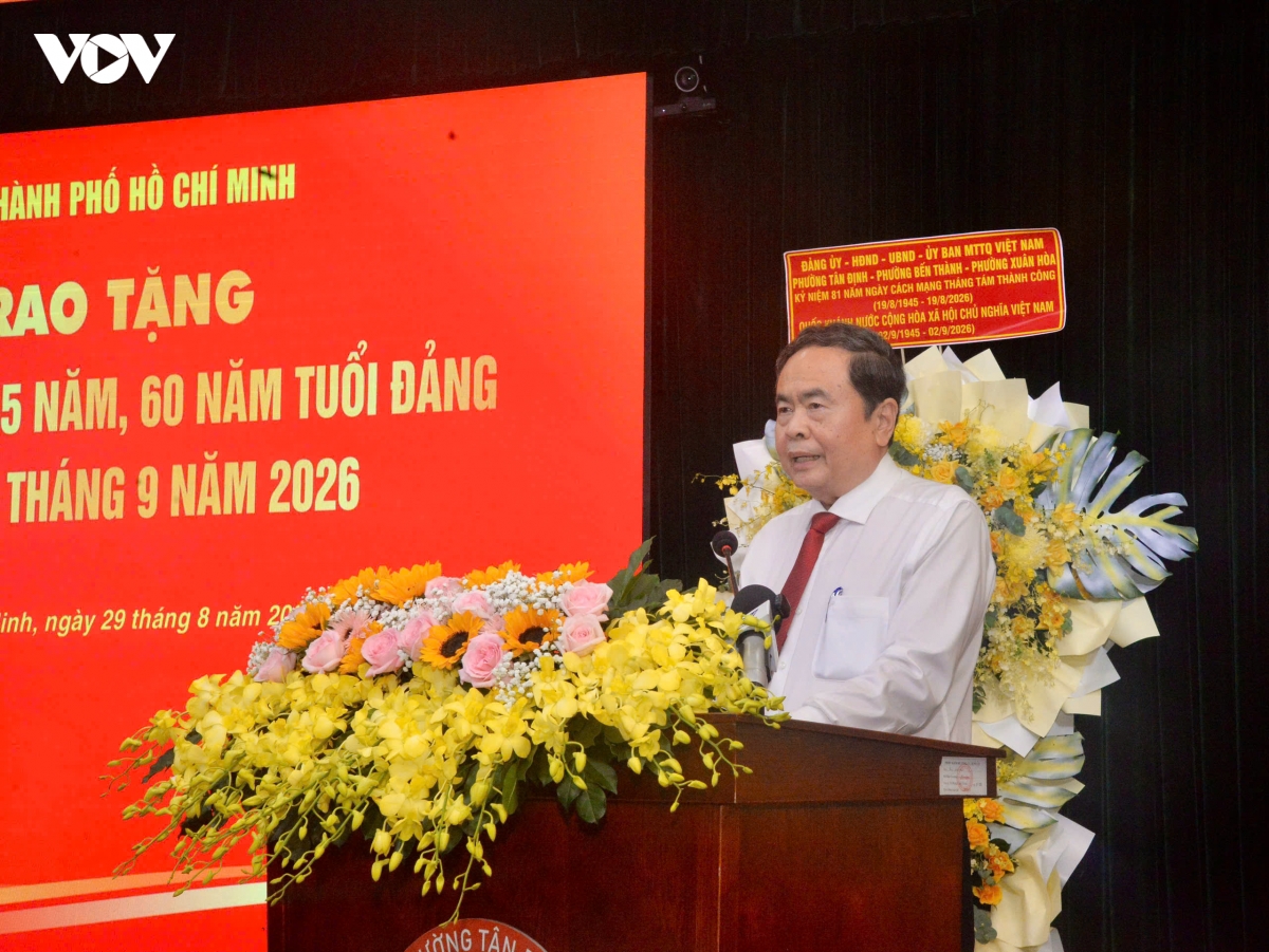 chu tich quoc hoi giao duc dang vien tre noi theo cac the he dang vien di truoc hinh anh 1