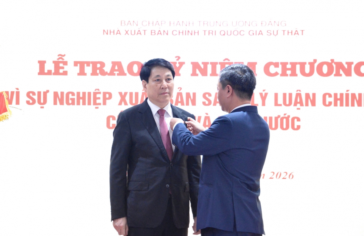 chu tich quoc hoi du le gioi thieu sach cua nguyen chu tich nuoc luong cuong hinh anh 2