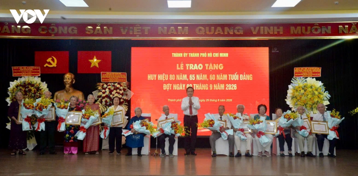 chu tich quoc hoi giao duc dang vien tre noi theo cac the he dang vien di truoc hinh anh 2