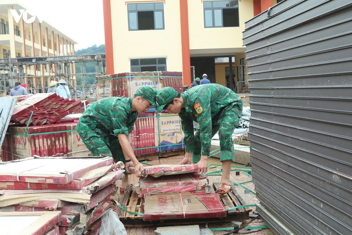 nguoi linh noi bien cuong chung suc dung truong pho thong noi tru lien cap hinh anh 3