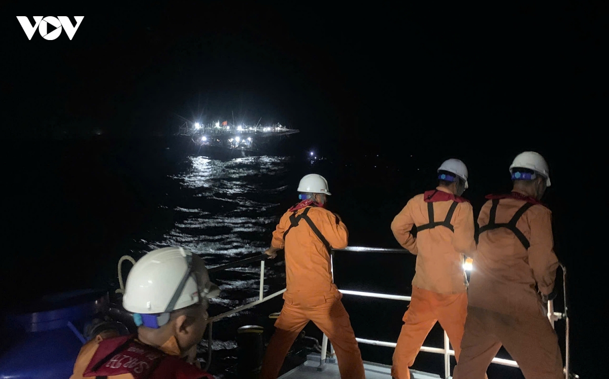 30 ngu dan gap nan tren tau ca boc chay giua bien khanh hoa hinh anh 1