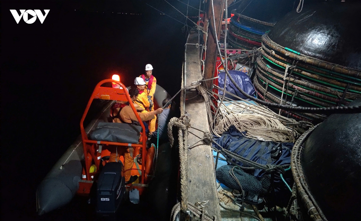 30 ngu dan gap nan tren tau ca boc chay giua bien khanh hoa hinh anh 2