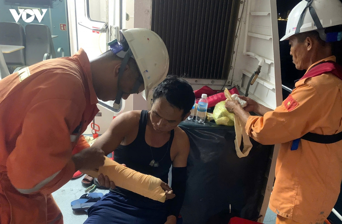 30 ngu dan gap nan tren tau ca boc chay giua bien khanh hoa hinh anh 3