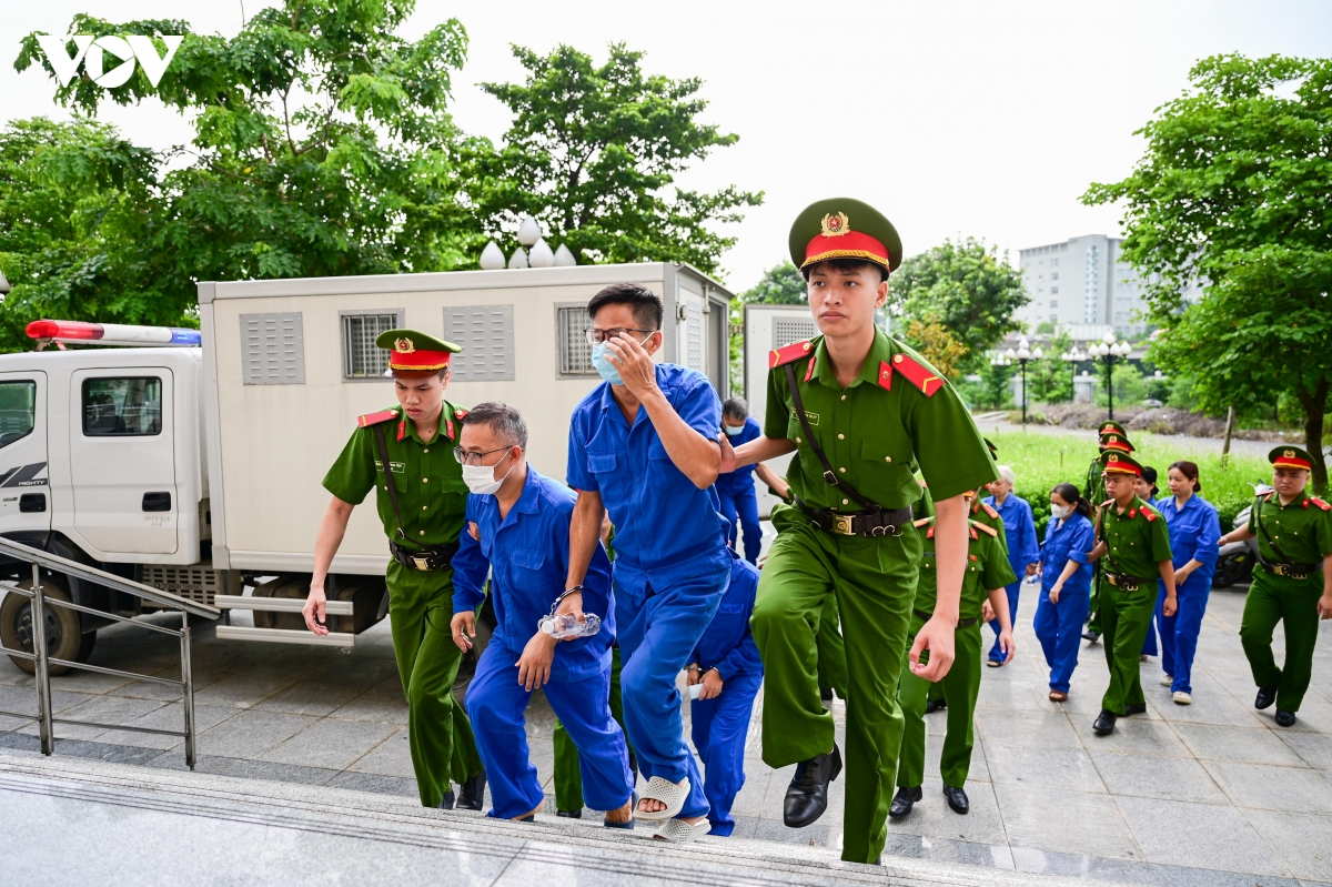 dan giai cuu thu truong nguyen ba hoan va cac bi cao hau toa hinh anh 3