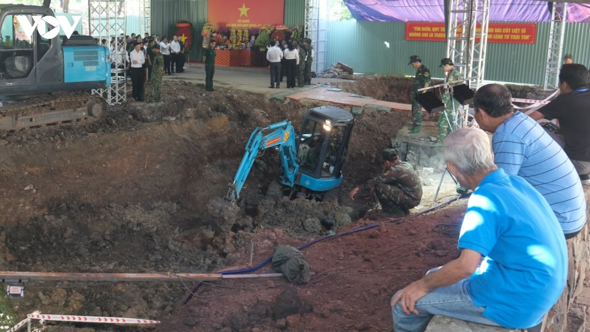 phat hien 8 bo hai cot liet si, 7 di vat kem theo tai cong vien le thi rieng hinh anh 1