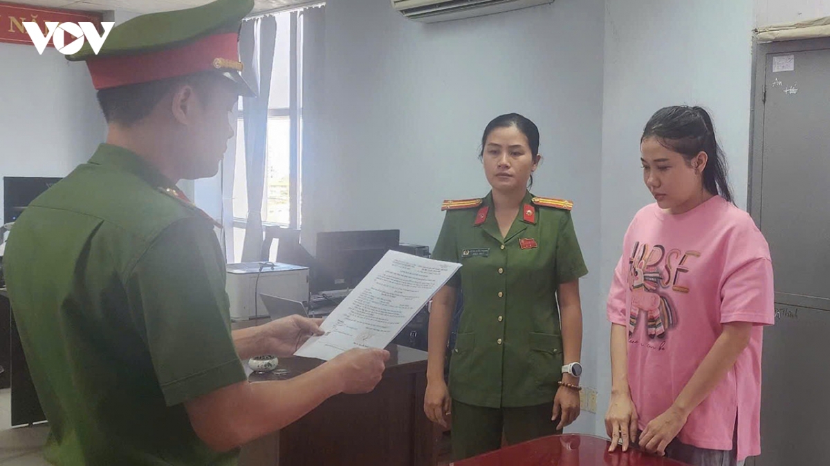 khoi to, bat tam giam nu nhan vien kinh doanh o to lua dao khach hang hinh anh 1