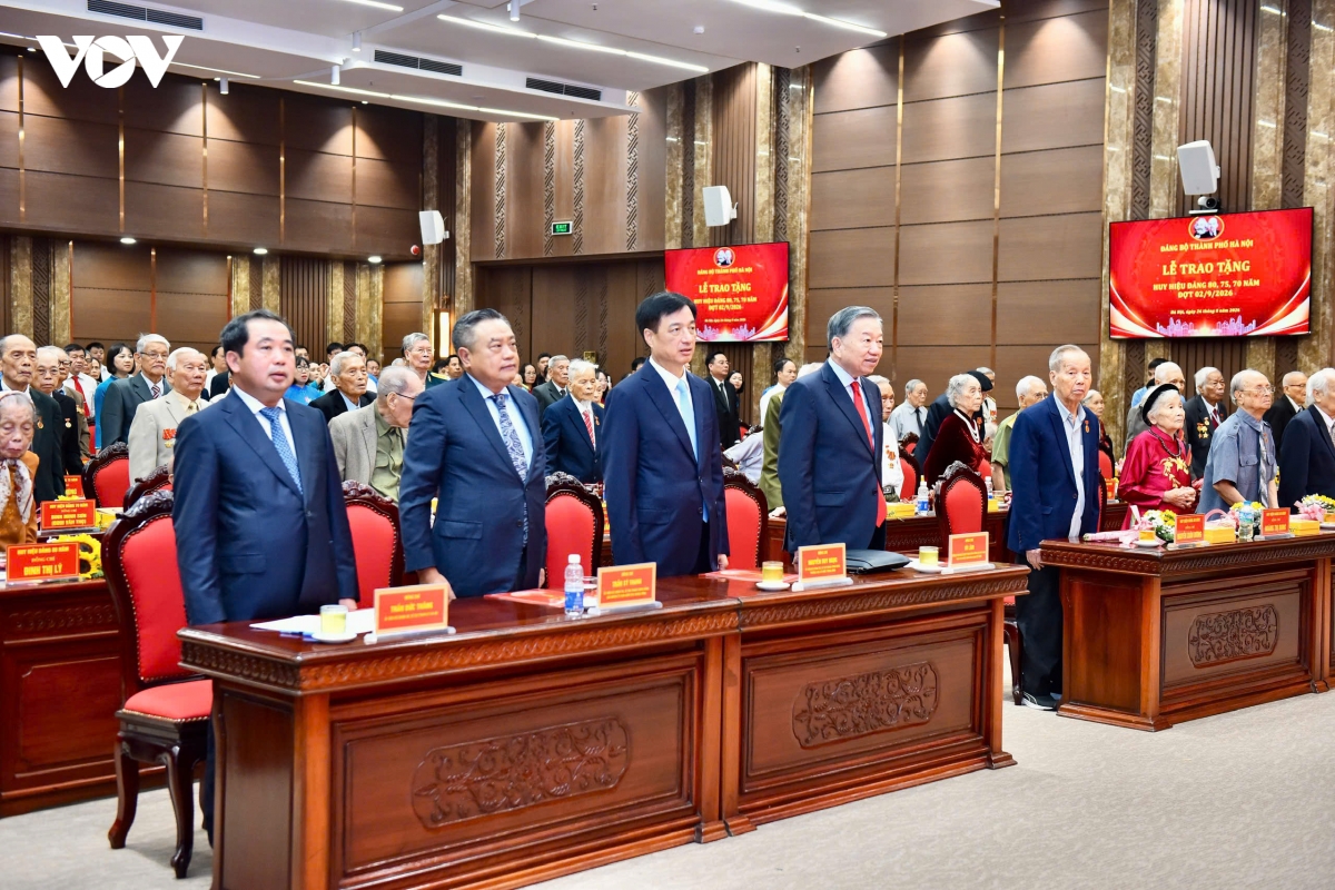 tong bi thu, chu tich nuoc du le trao tang huy hieu Dang tai Dang bo tp ha noi hinh anh 1