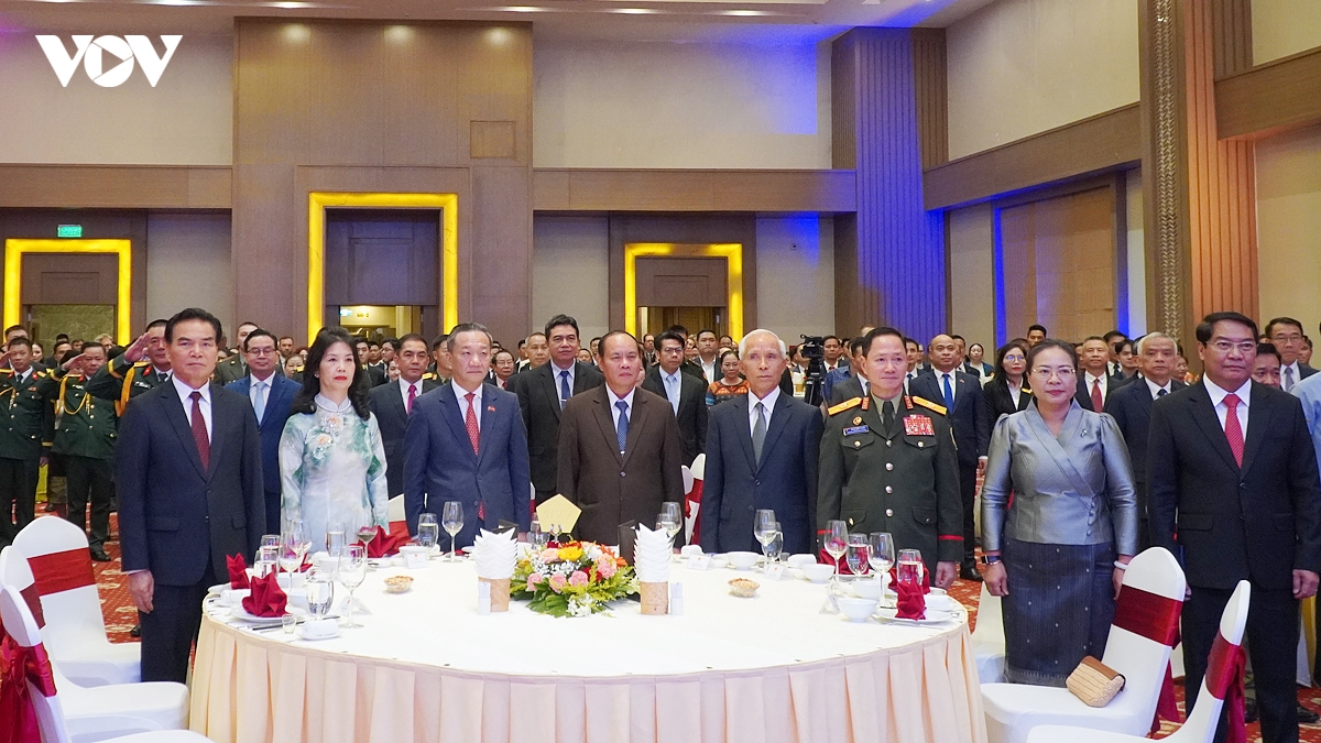 dai-su-quan-viet-nam-tai-lao.jpg