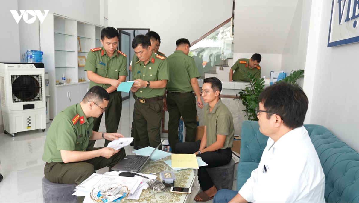 khoi to doi tuong dieu hanh phong kham viet nhat cb lua doi khach hang hinh anh 3