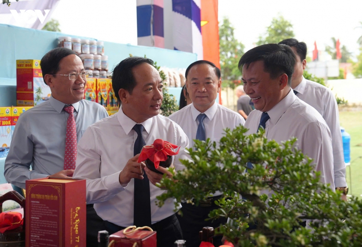 truong ban tuyen giao trung uong trinh van quyet de xuat gia lai thi diem phuong xa hoi chu nghia hinh anh 1