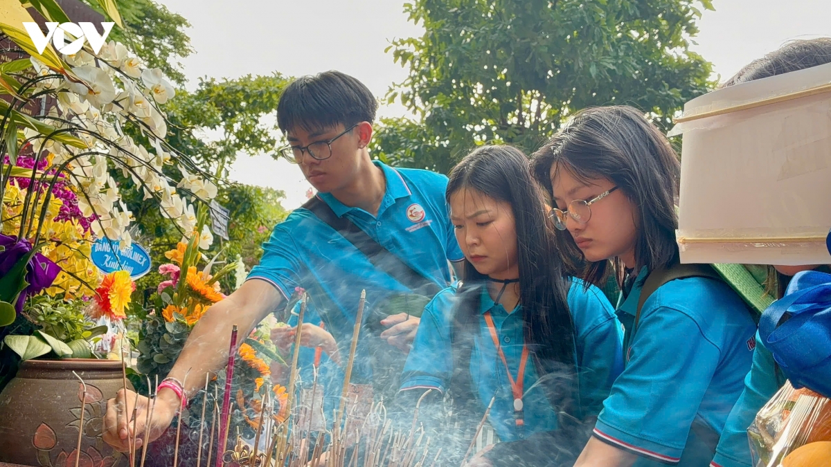 thanh thieu nien kieu bao xuc dong khi nghe ke ve cong tac khai quat mo liet si hinh anh 1