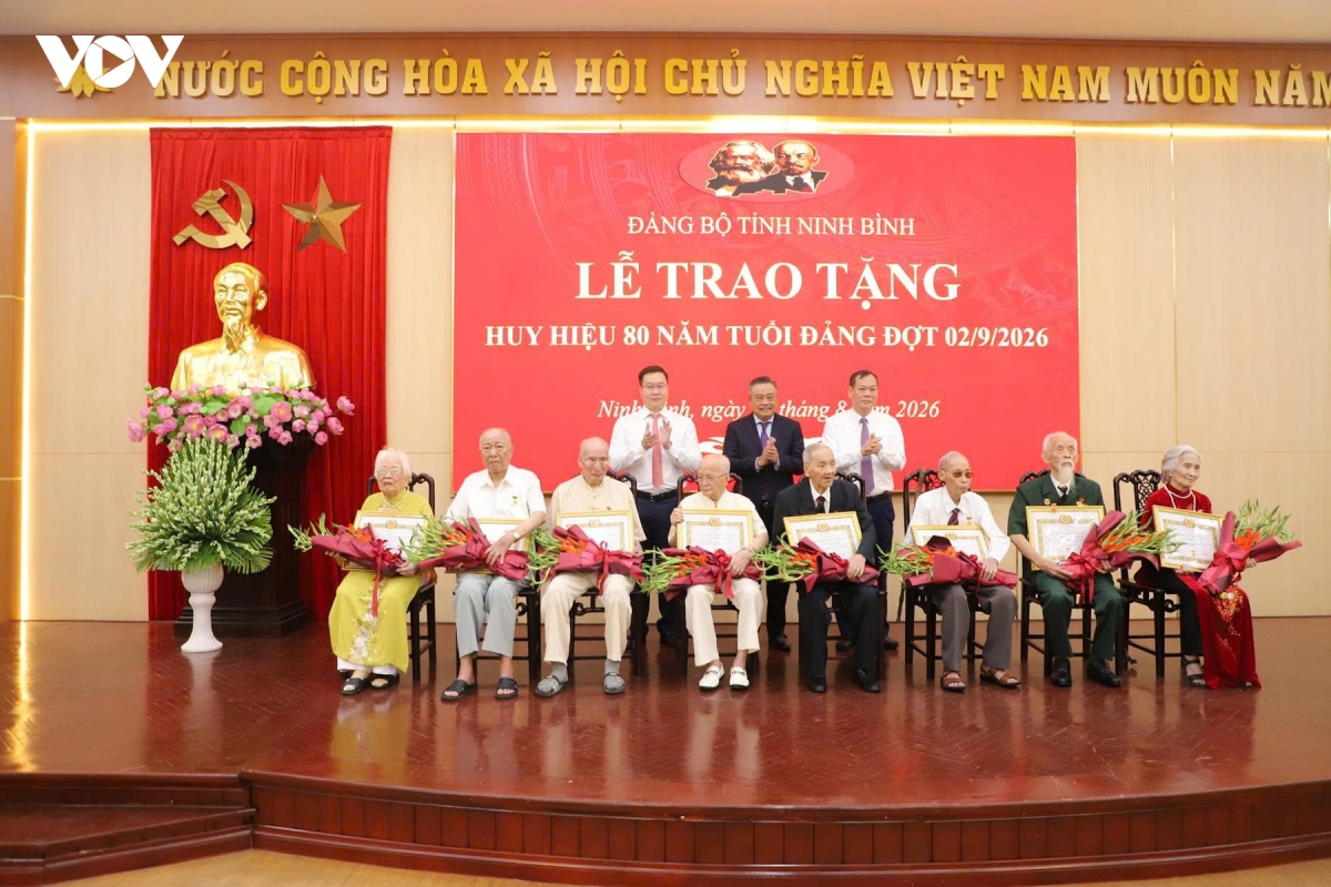 ninh binh trao tang huy hieu 80 nam tuoi Dang cho dang vien lao thanh hinh anh 3