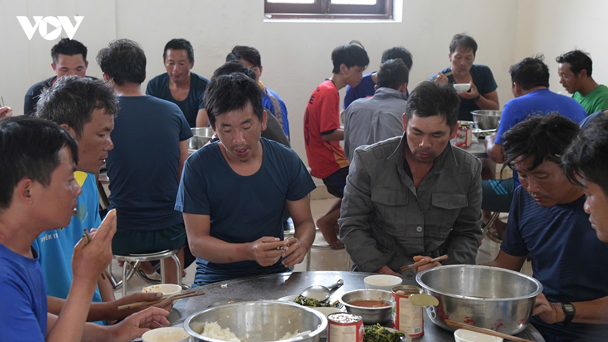 Dao truong sa diem tua cua ngu dan giua trung khoi hinh anh 2