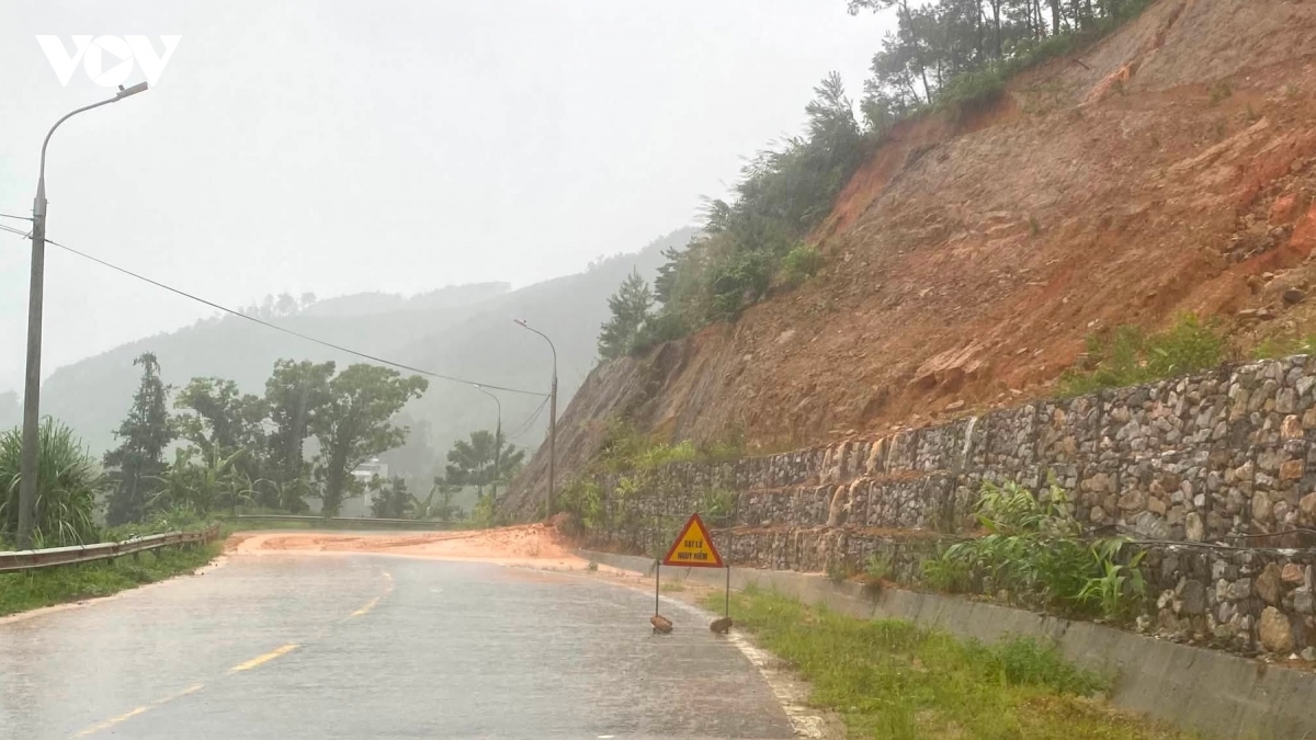 quang ninh tiep tuc ngap ung, sat lo cuc bo sau mua lon hinh anh 1