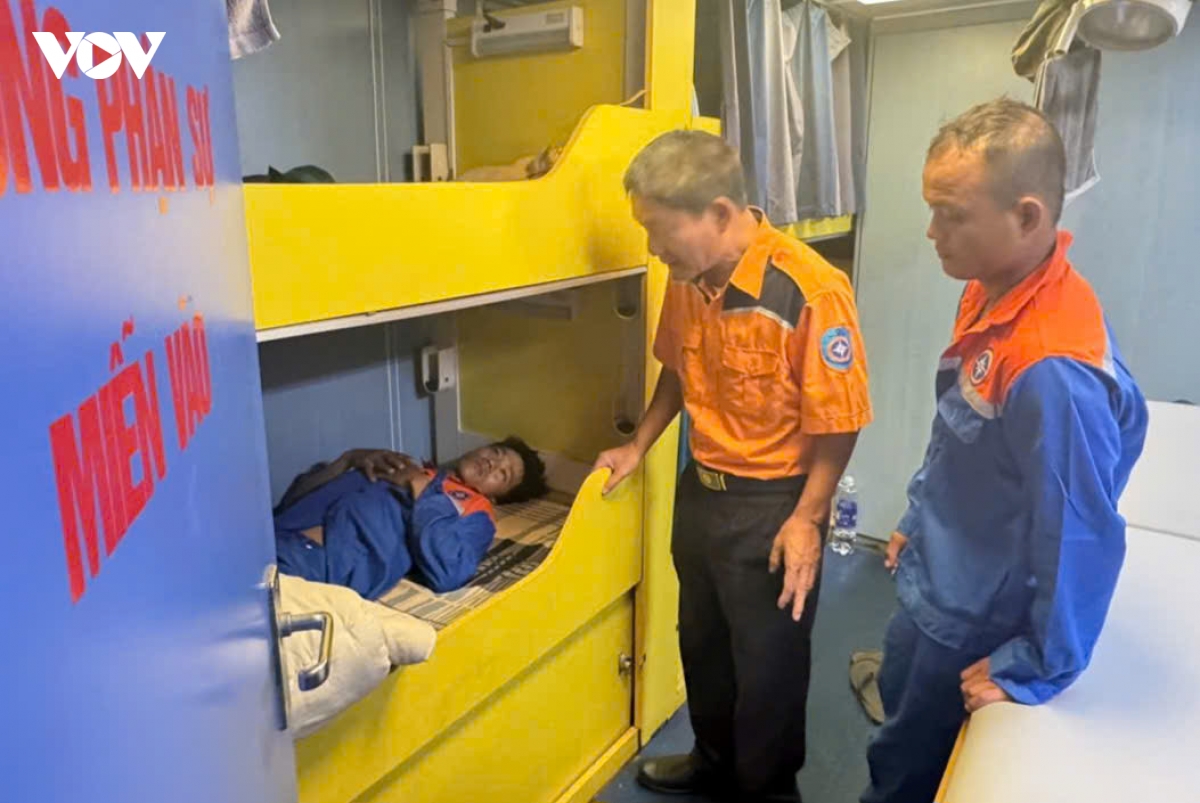 khan truong cuu nan mot ngu dan tren tau ca nghi bi dau ruot thua hinh anh 1
