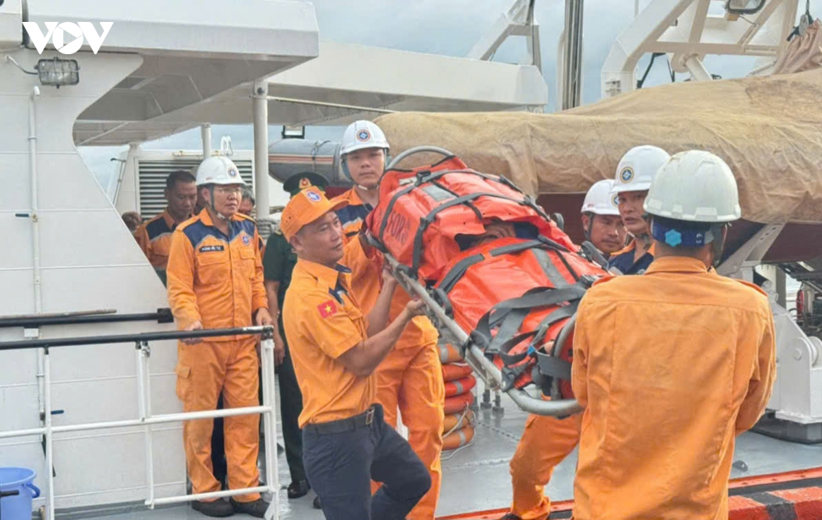 khan truong cuu nan mot ngu dan tren tau ca nghi bi dau ruot thua hinh anh 3