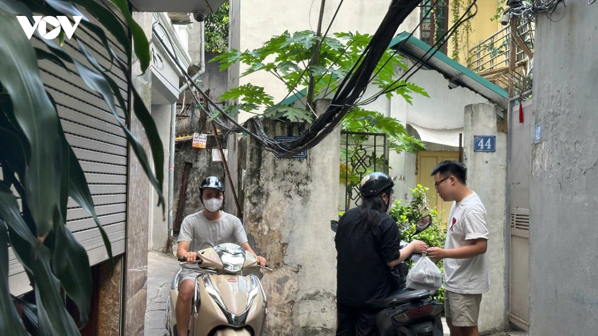day dien, cap vien thong chang chit chung vong bua vay ngo pho ha noi, mat an toan hinh anh 13