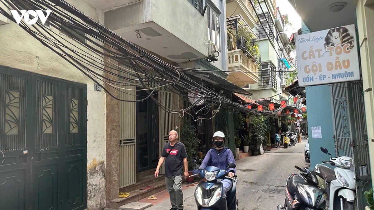 day dien, cap vien thong chang chit chung vong bua vay ngo pho ha noi, mat an toan hinh anh 12