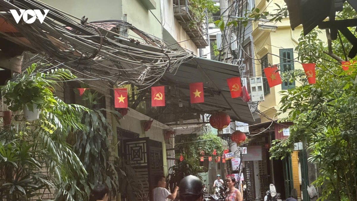 day dien, cap vien thong chang chit chung vong bua vay ngo pho ha noi, mat an toan hinh anh 8