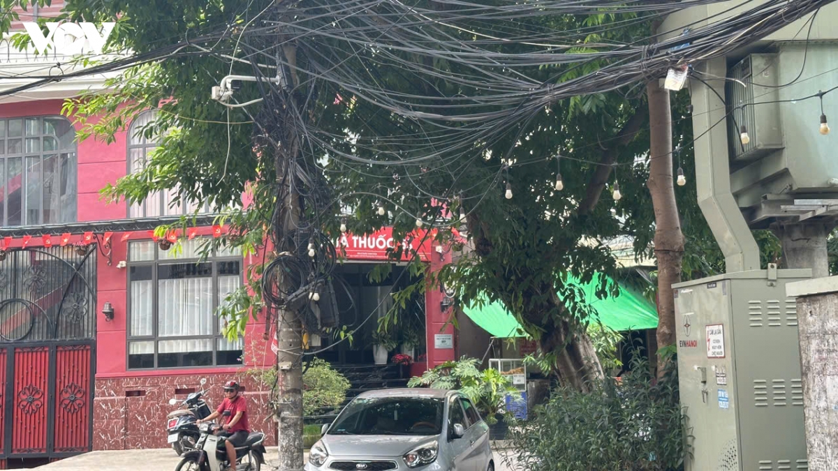 day dien, cap vien thong chang chit chung vong bua vay ngo pho ha noi, mat an toan hinh anh 6