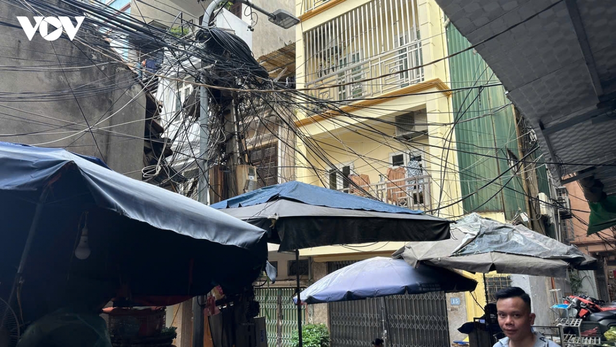 day dien, cap vien thong chang chit chung vong bua vay ngo pho ha noi, mat an toan hinh anh 11