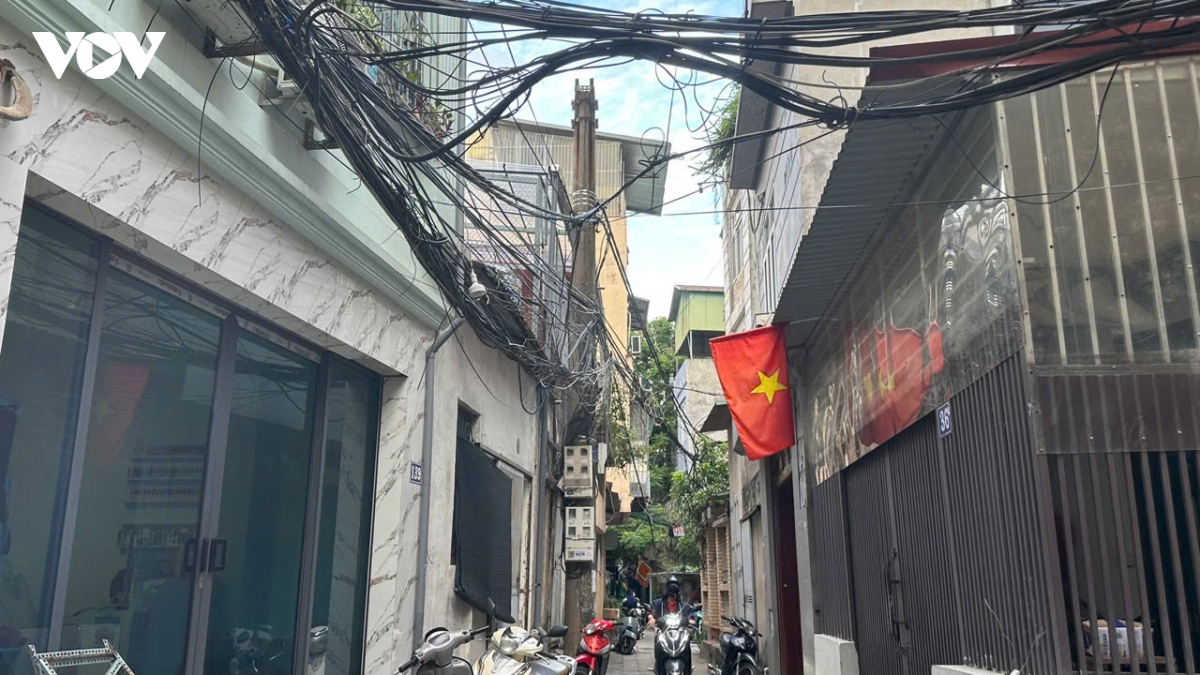 day dien, cap vien thong chang chit chung vong bua vay ngo pho ha noi, mat an toan hinh anh 2