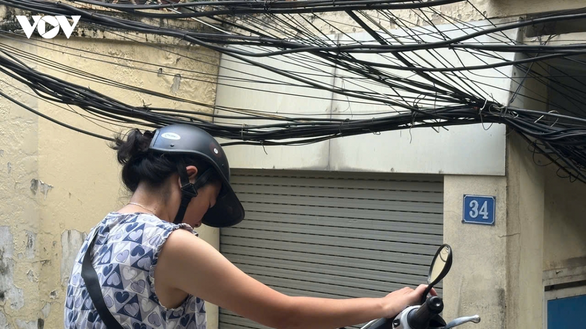 day dien, cap vien thong chang chit chung vong bua vay ngo pho ha noi, mat an toan hinh anh 4