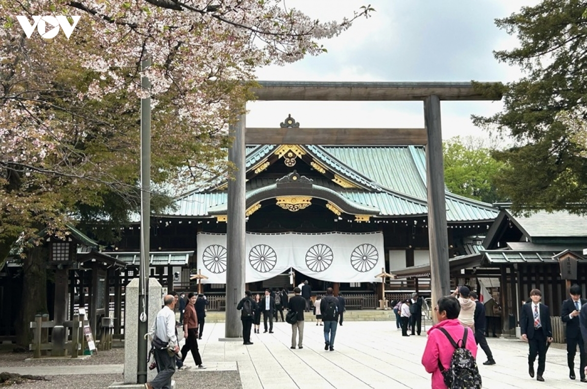 Các chuyến viếng thăm hay gửi đồ tế lễ tới đền Yasukuni của các nhà lãnh đạo và chính trị gia Nhật Bản luôn vấp phải sự phản đối mạnh mẽ của Trung Quốc, Hàn Quốc và Triều Tiên.