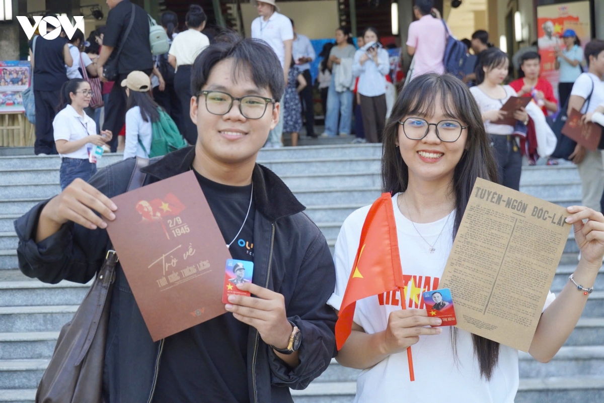 xep hang cho nhieu gio de trai nghiem khoanh khac bac ho doc tuyen ngon Doc lap hinh anh 4