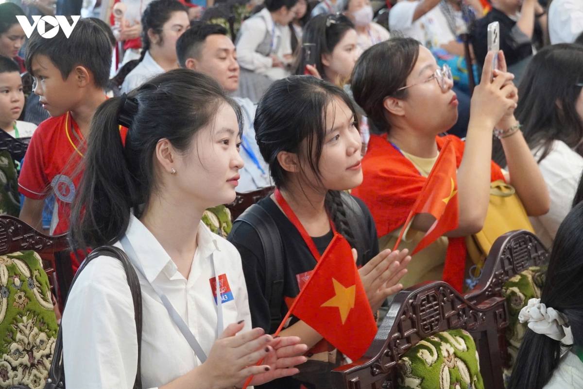 xep hang cho nhieu gio de trai nghiem khoanh khac bac ho doc tuyen ngon Doc lap hinh anh 2