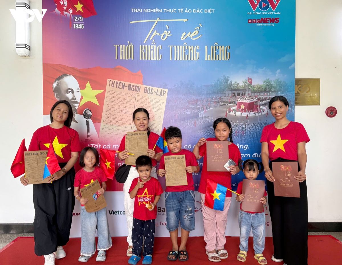 xep hang cho nhieu gio de trai nghiem khoanh khac bac ho doc tuyen ngon Doc lap hinh anh 1