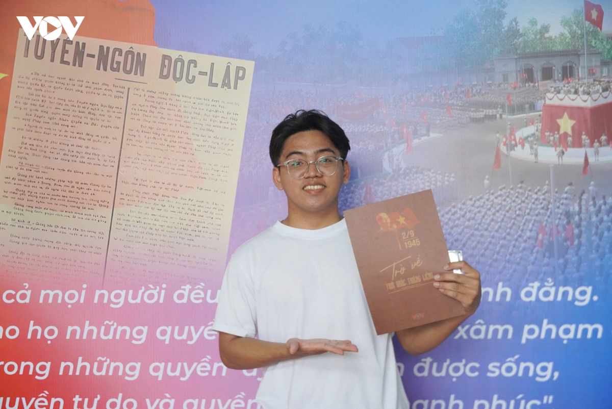 xep hang cho nhieu gio de trai nghiem khoanh khac bac ho doc tuyen ngon Doc lap hinh anh 3