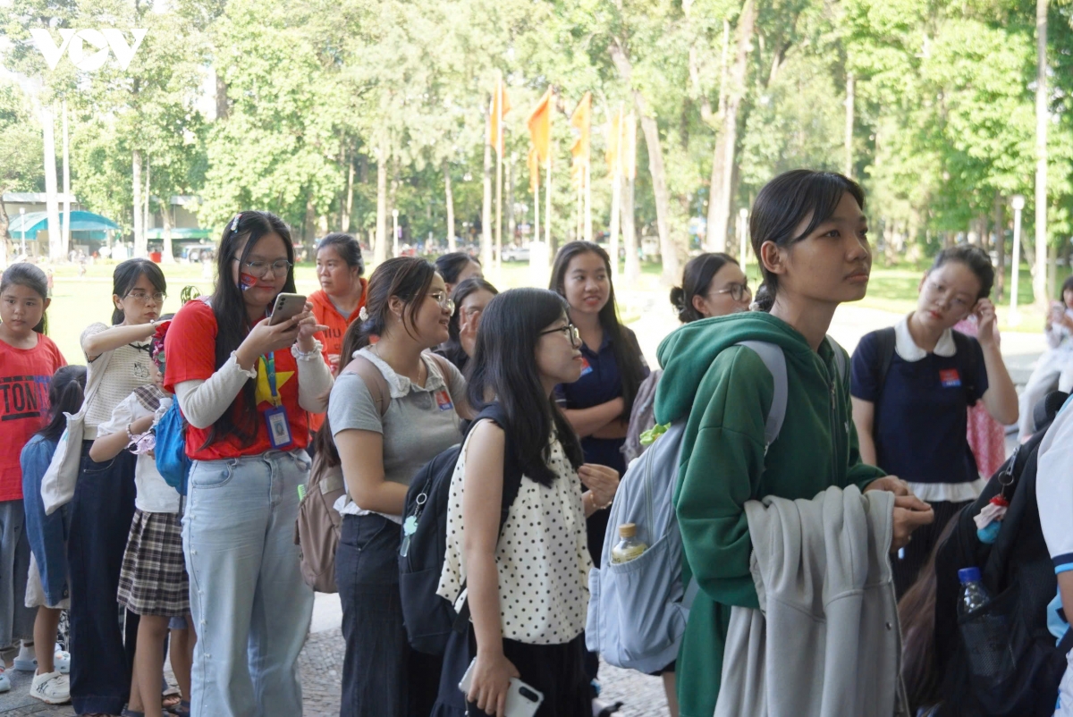 xep hang cho nhieu gio de trai nghiem khoanh khac bac ho doc tuyen ngon Doc lap hinh anh 7