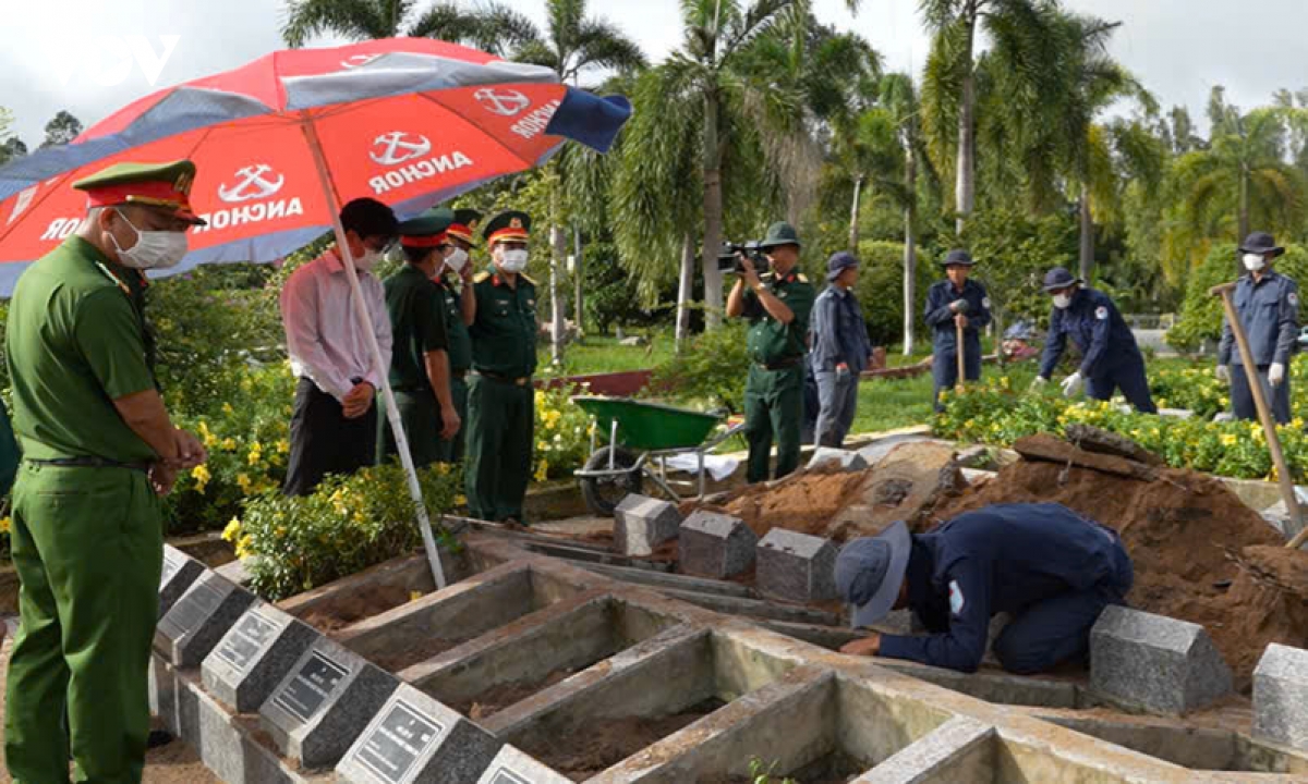 Dong thap lay hon 1.800 mau hai cot liet si phuc vu giam dinh adn hinh anh 1