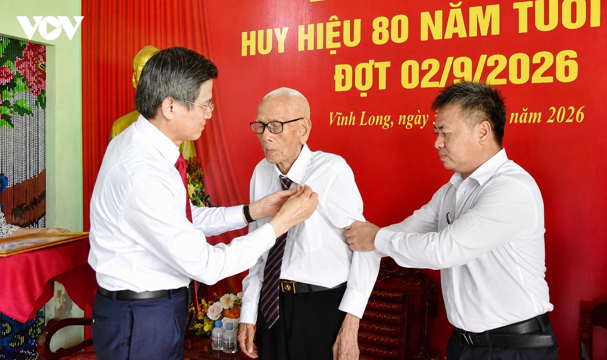 trao huy hieu 80 nam tuoi Dang cho 2 dang vien lao thanh o vinh long hinh anh 1