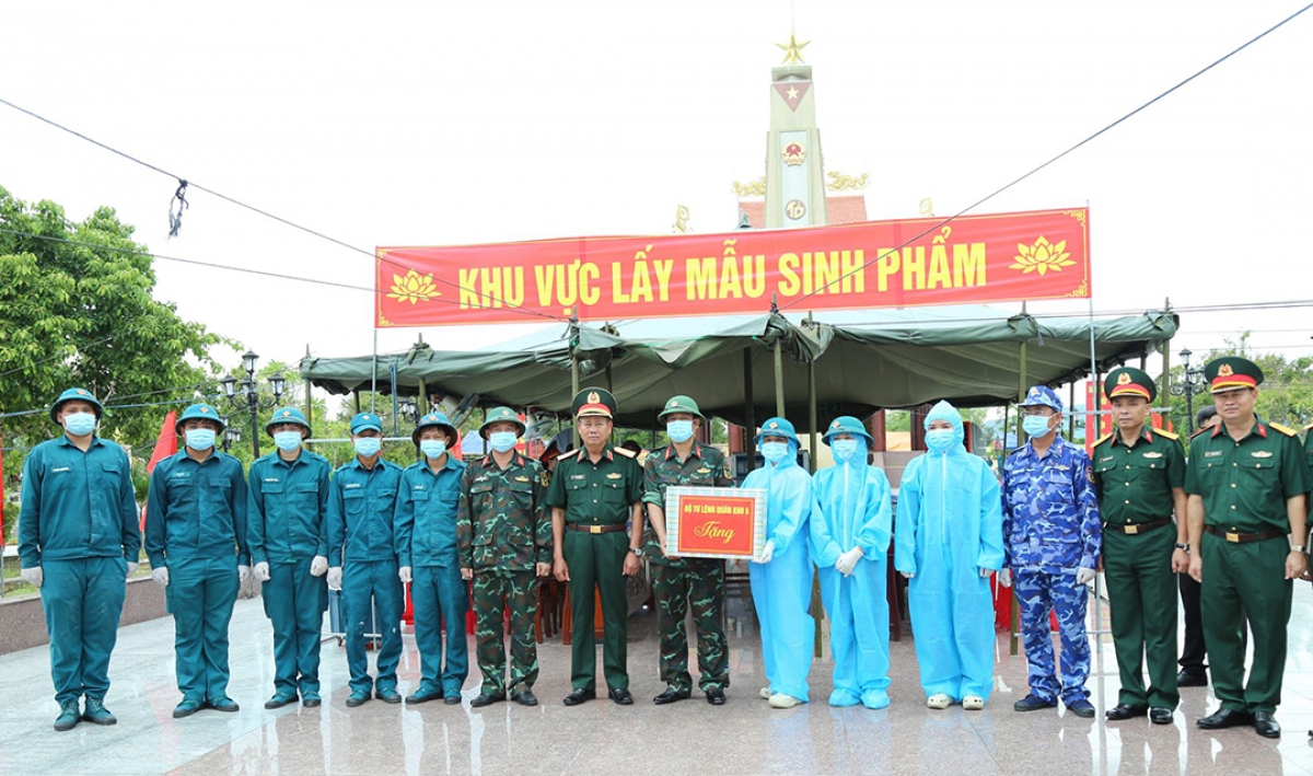 Lãnh đạo Quân khu 5 thăm, động viên lực lượng lấy mẫu ADN
