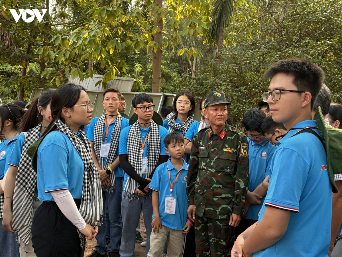 thanh thieu nien kieu bao xuc dong khi nghe ke ve cong tac khai quat mo liet si hinh anh 3