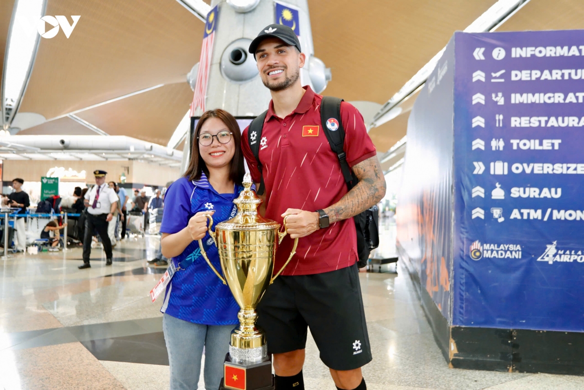 Dt viet nam roi malaysia ve nuoc, cDv mang cup toi san bay chuc mung hinh anh 12