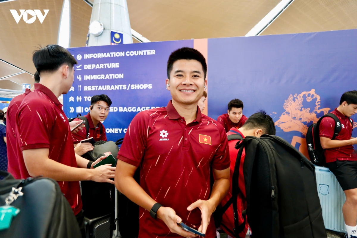 Dt viet nam roi malaysia ve nuoc, cDv mang cup toi san bay chuc mung hinh anh 2