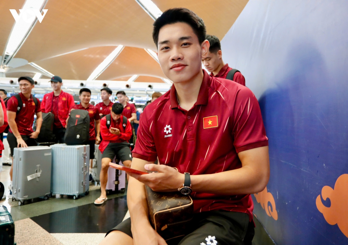 Dt viet nam roi malaysia ve nuoc, cDv mang cup toi san bay chuc mung hinh anh 7